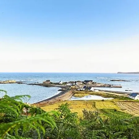 Holiday home Chez Victor Le Pecheur Tredrez-Locquemeau